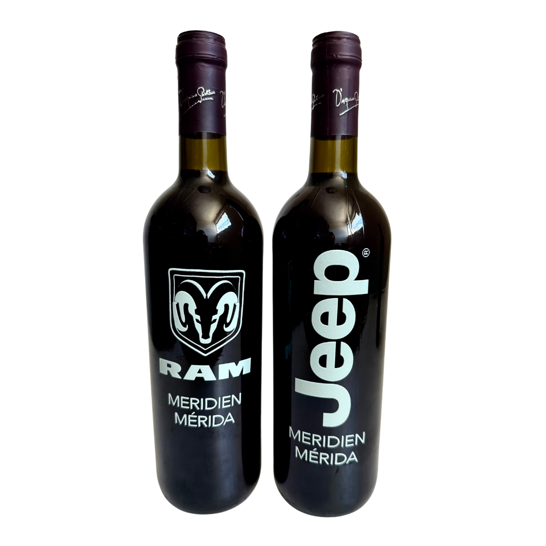 REG120. Botellas Logo en Etiqueta con Relieve (Múltiplos de 12 Piezas)