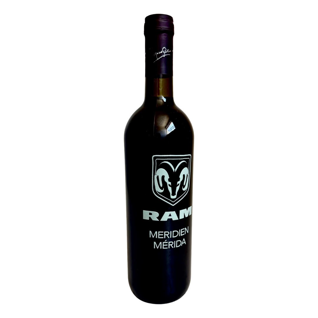 REG120. Botellas Logo en Etiqueta con Relieve (Múltiplos de 12 Piezas)