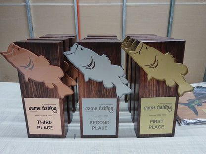 PES24730. Trofeo de Pesca Personalizado de Madera y Acrílico Dorado