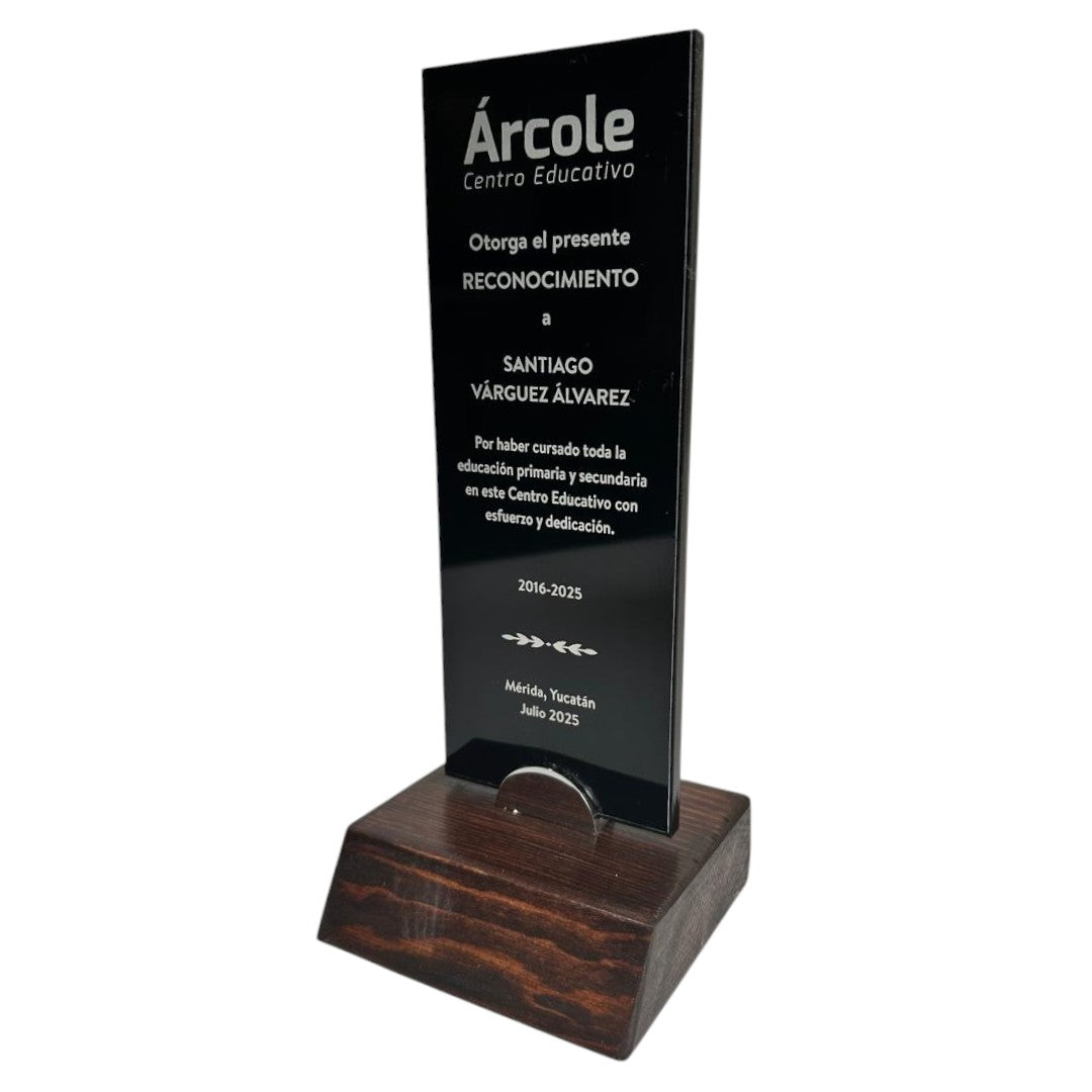 Trofeo personalizable de acrílico negro con base de madera para reconocimientos académicos o empresariales