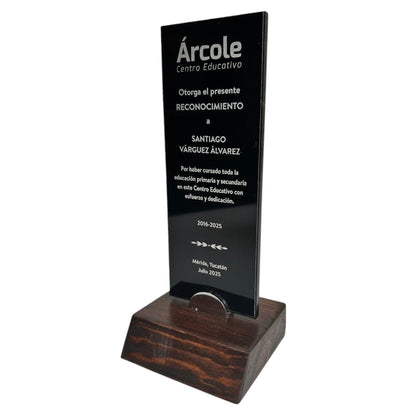 Trofeo personalizable de acrílico negro con base de madera para reconocimientos académicos o empresariales